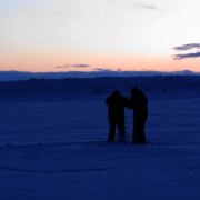 fisken hoppar ur grytan i fiskereportaget röde baron i iesjavri på fisketidning