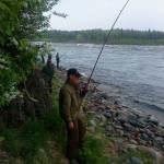 Drillar laxen drilla laxen och visar upp att det inte är första gången som han gör det på hans höga spöförning i fiskereportage handslaget vid en lyckad håvning i fisketidningen fiskemagasinet.se