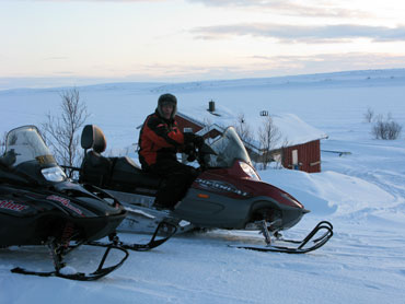 Röde Baron färd på snöskotrarna i fiskereportaget röde baron i iesjavri på fisketidning