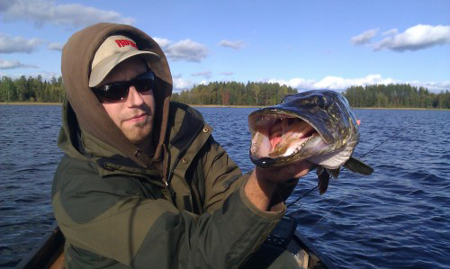 fiskereportage om trolling efter gädda och abborre i fisketidningen fiskemagasinet.se 