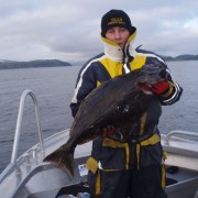 Trött Patrik team poseidon i söröya - 2011 med en av nattens 8 hälleflundror i fisketidningen