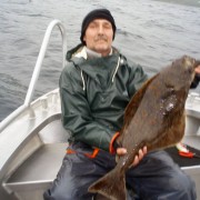 Hälleflundra team poseidon i söröya - 2011 med en mindre hälleflundra i fisketidningen