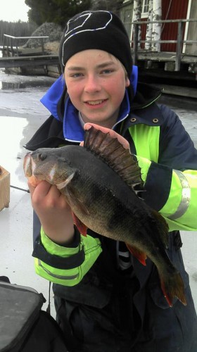 Vinnarfisken victor med borren i fisketävling med trevligt sällskap på fisketidningen