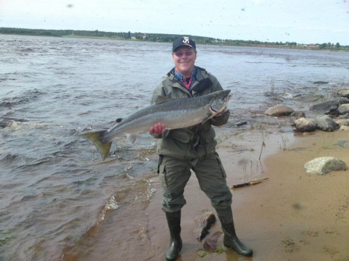 Laxfiskare med lite broms på spinnrullen fiskestilar och klädmode vid laxfiske med lite broms på rullen i fisketidningen
