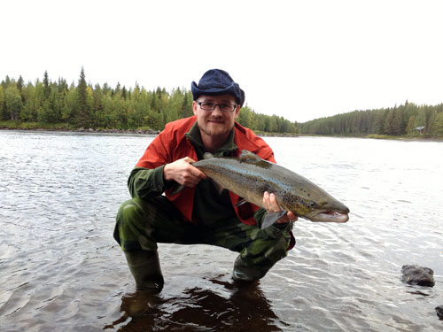 joel jonsson med lax från sitt semesterfiske i fisketidningen, fiskemagasinet.se