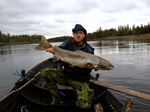 joel jonsson med en lax i fiskesemester i fisketidningen fiskemagasinet.se