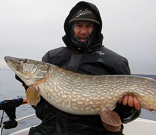 En glad Martin med sin monstergädda.