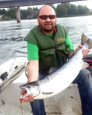 En glad Patrik Boox i Lilla Edet Patrik Boox med en laxhon på 8,5 kg & 90 cm tagen i Lille Edet.