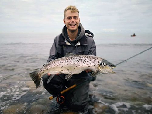 Linus Allerstål med en havsöring på 76 cm och 5500 gram.