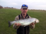 Henrik Dan-Tackel Thögersen med öringen på 2,16 kg som han vann Kullenssportfiskeklubbs havsöringstävling med.